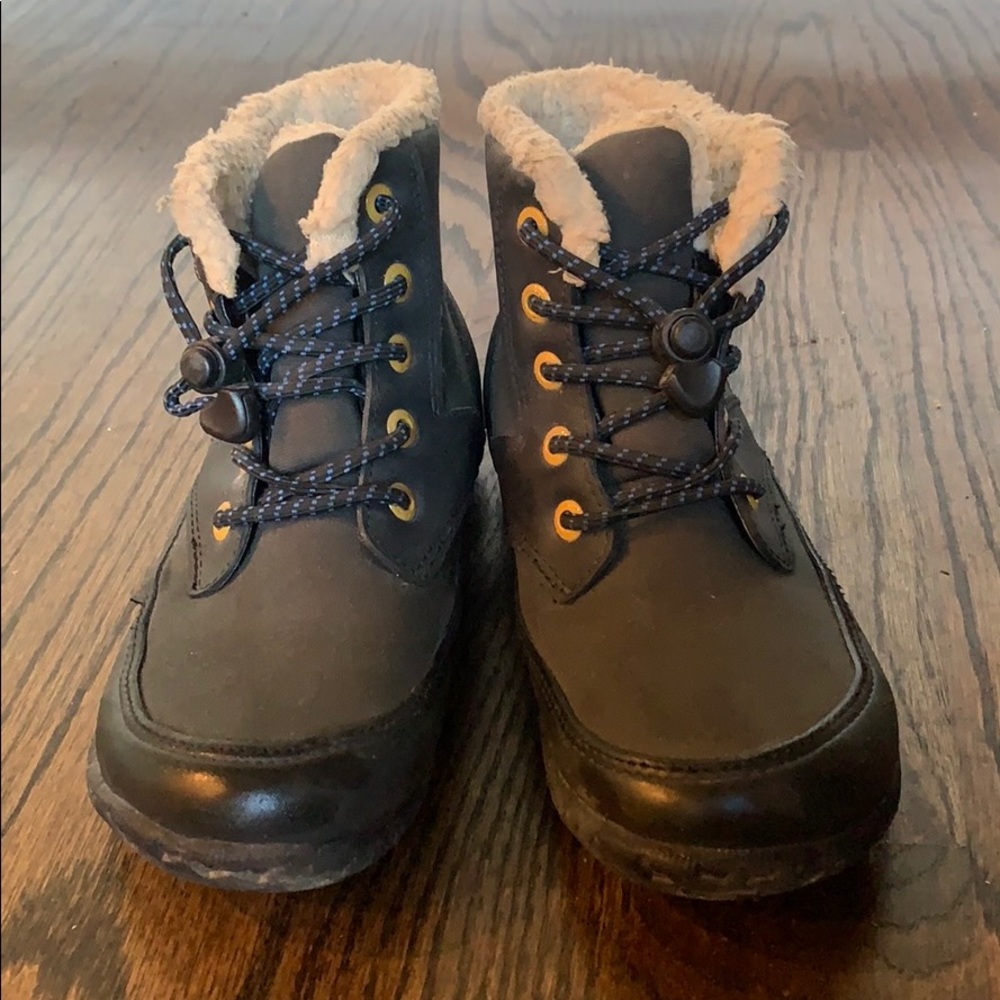 BOGS K SKYLER STYLE SIZE 2 black
